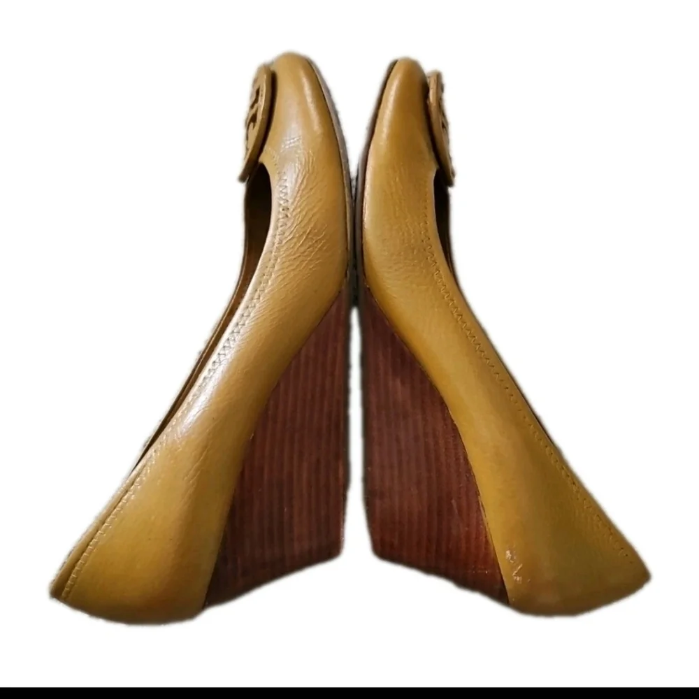 Tory Burch Women's Tan Leather Sally Closed Toe Wedge Stylish Pumps 10.5